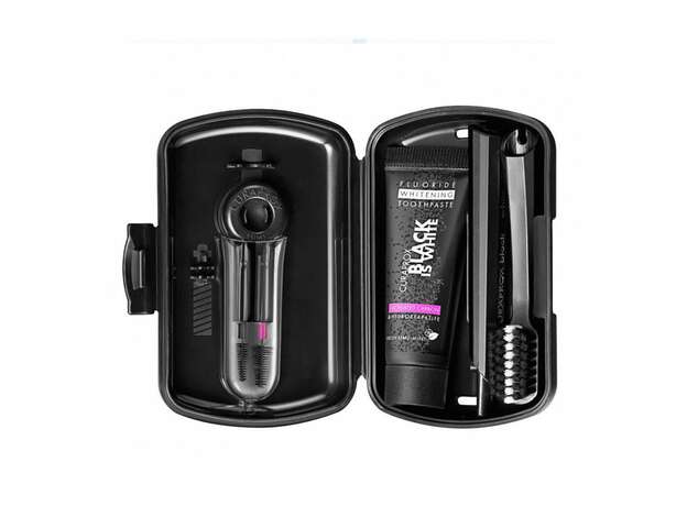 Curaprox Travel Set Black is White με Λευκαντική Οδοντόκρεμα 10ml, Οδοντόβουρτσα Πτυσσόμενη, 1τεμ, Μεσοδόντιο Βουρτσάκι Καθαρισμού, 2τεμ & Κουτί Μεταφοράς, 1τεμ, 1σετ