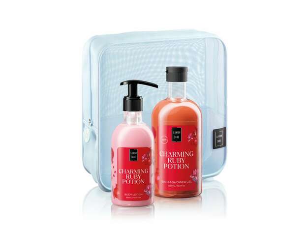 Lavish Care Charming Ruby Potion - Body Care Bag Set Σετ περιποίησης σώματος με νεσεσέρ